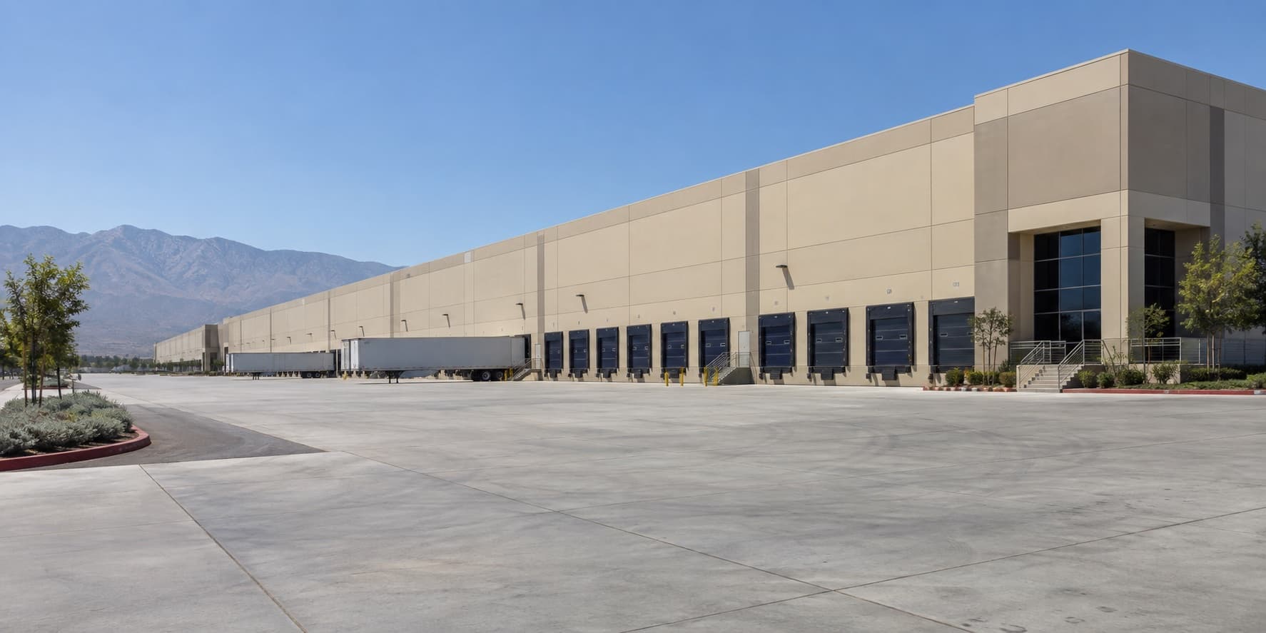 Large distribution center with loading bays