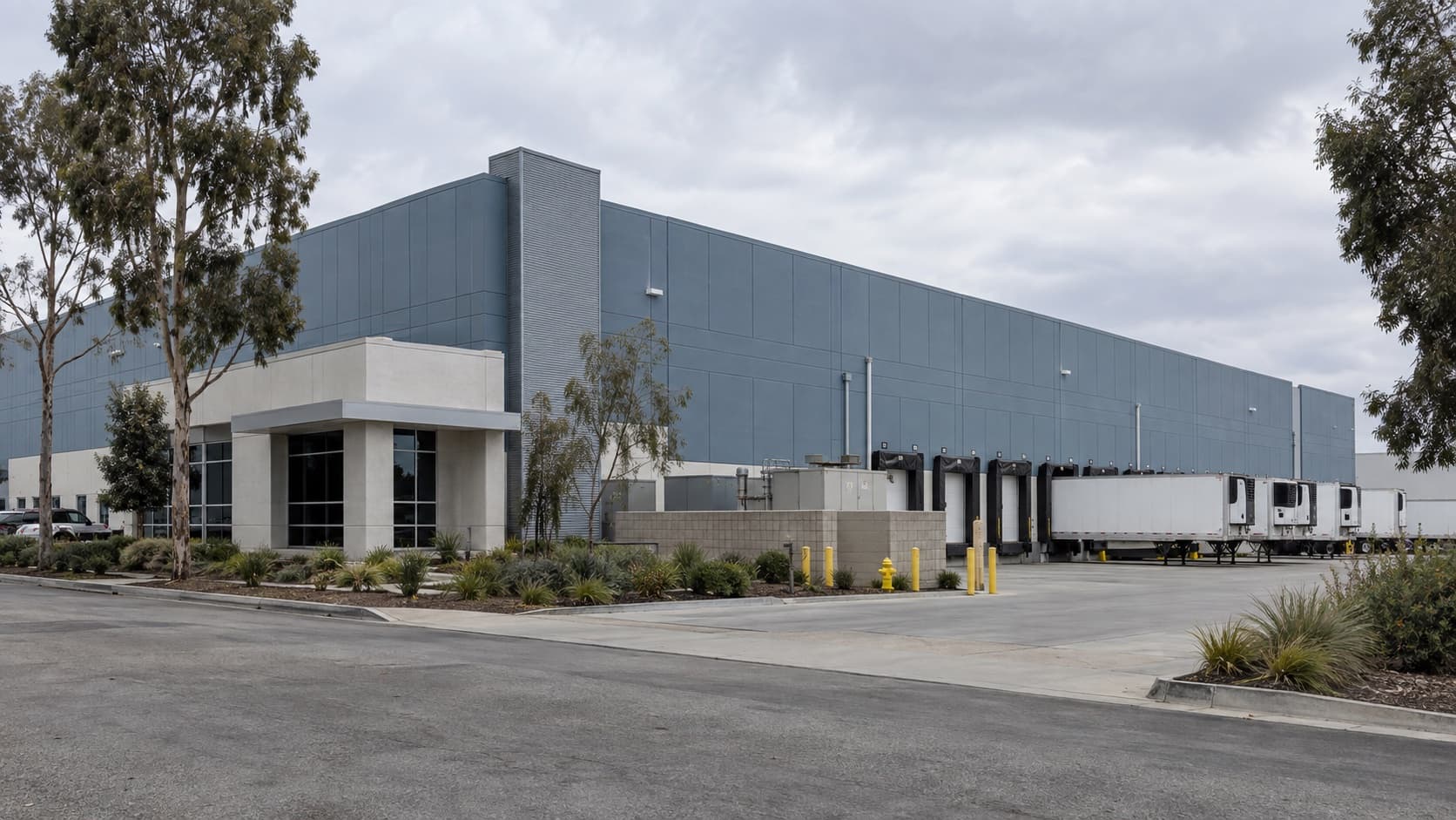 Refrigerated distribution building